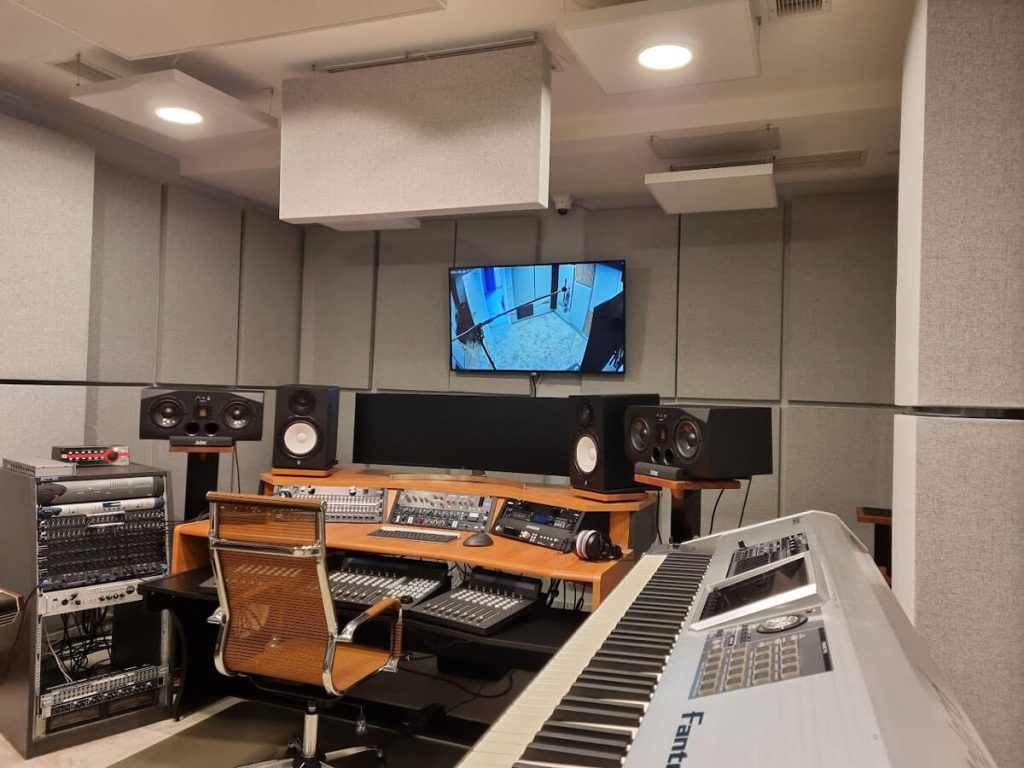 Музикални и подкаст студия